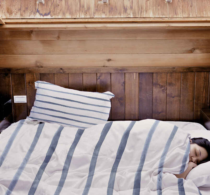 Set di biancheria da letto con coperte terapeutiche a righe orizzontali blu
