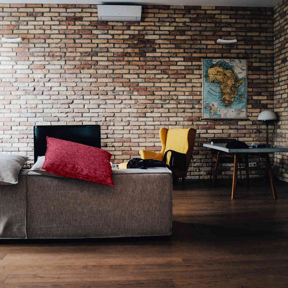 Cuscino sanitario rosso con motivo a cuore rosa