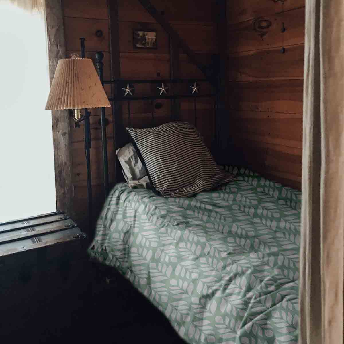 Set di biancheria da letto con coperte terapeutiche verde con abeti