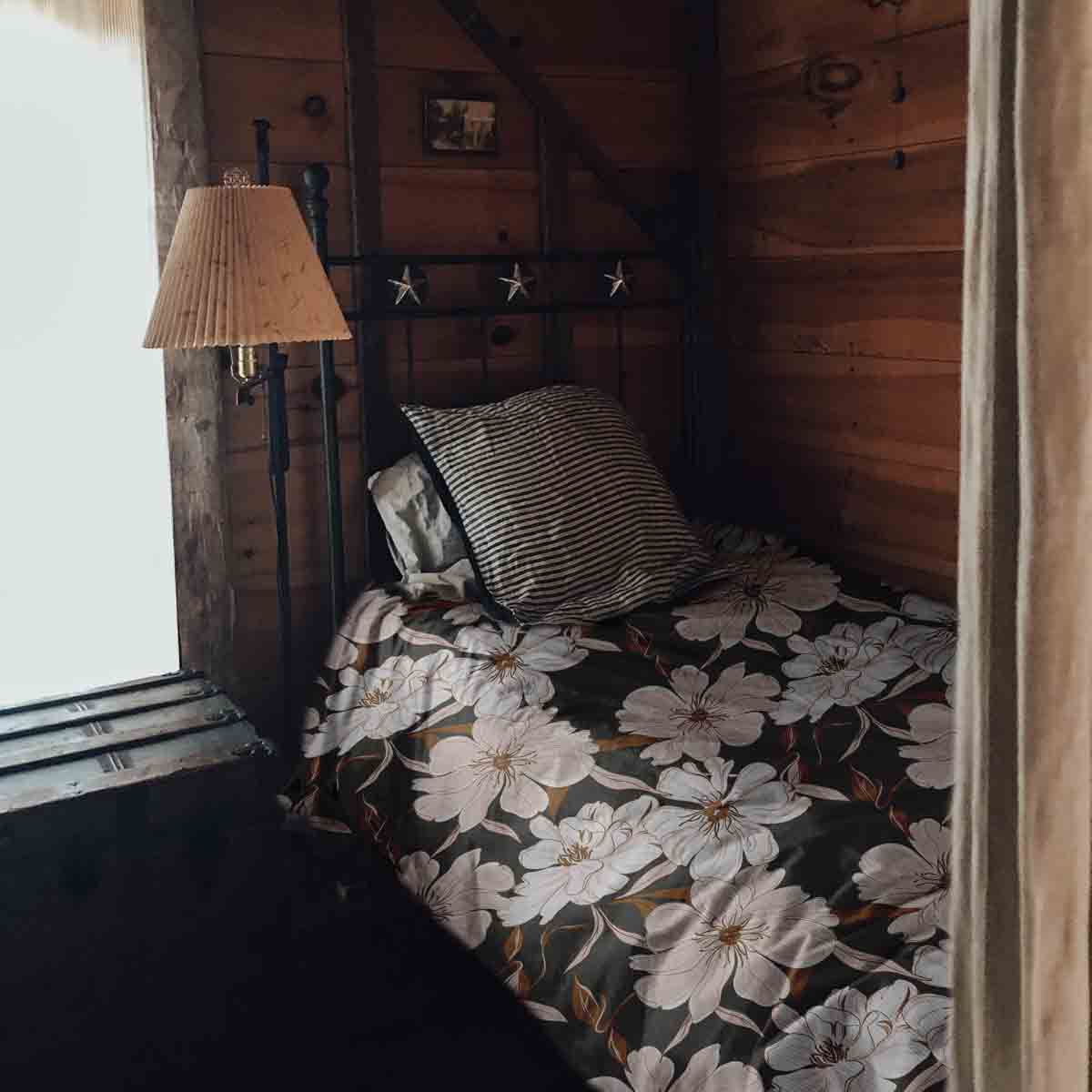 Set di biancheria da letto con coperte terapeutiche e fiori di aster rosa