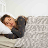 Set di biancheria da letto beige con coperte terapeutiche a righe