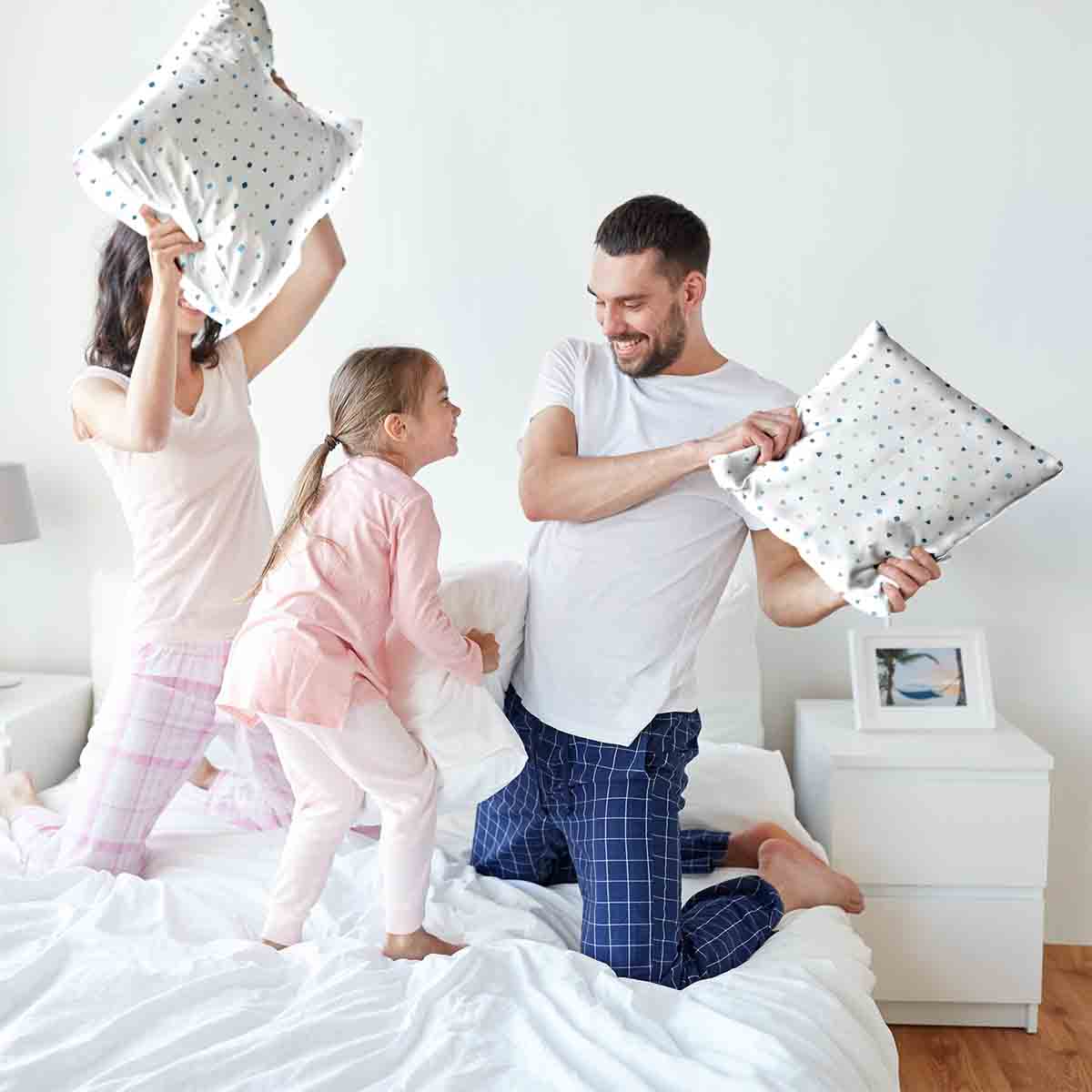 Cuscino sanitario bianco con piccole forme blu