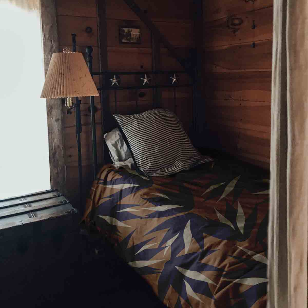 Set di biancheria da letto con coperte terapeutiche marrone con foglie blu