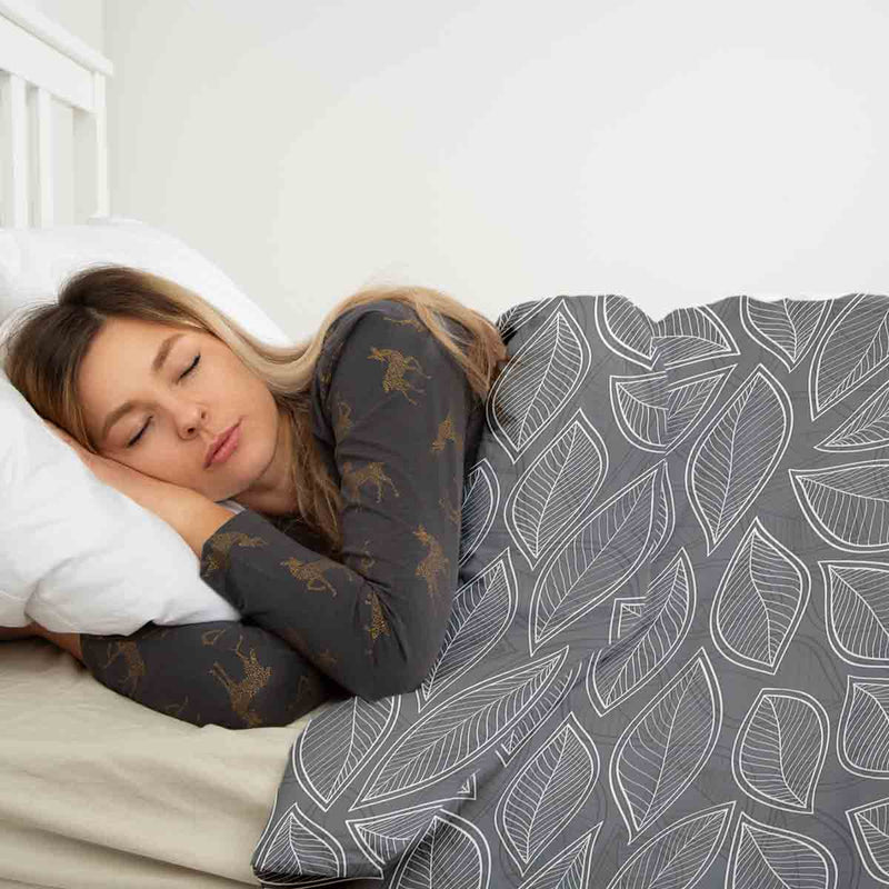 Set di biancheria da letto con coperte terapeutiche grigie con foglie di palma bianche