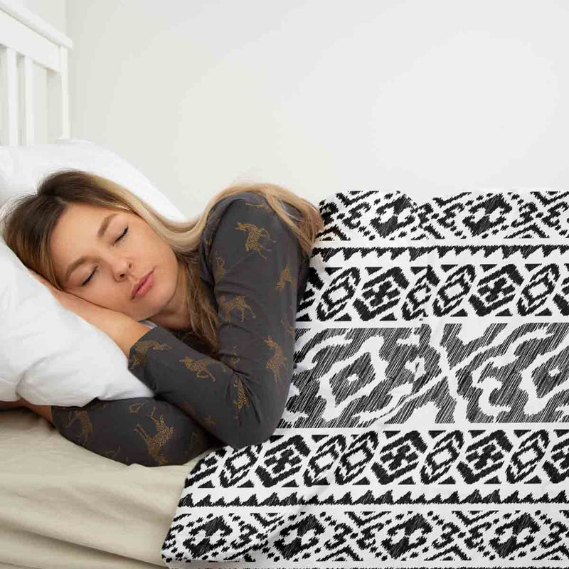 Set di biancheria da letto con coperte terapeutiche e forme nere